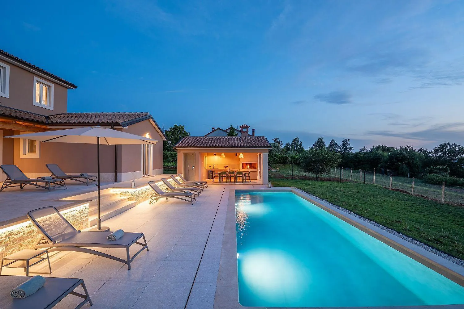 Vakantiehuis Beeindruckende Villa Mit Panoramablick, Privatpool, Tischtennis, Tischfussball, Spielplatz, Babybett Pazin