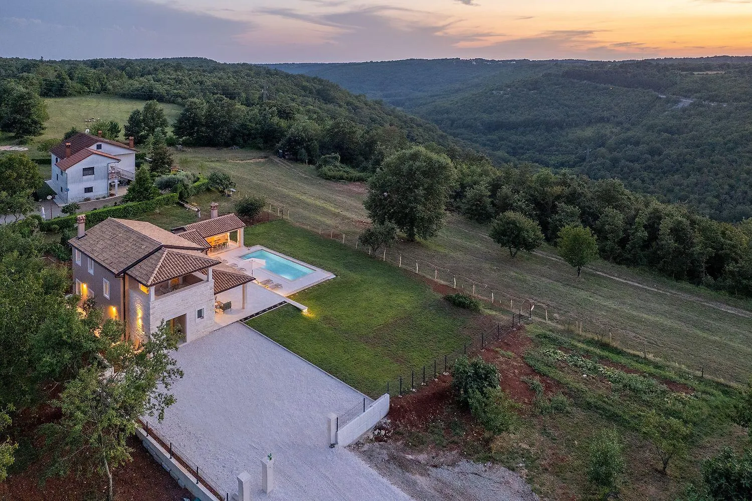 Beeindruckende Villa Mit Panoramablick, Privatpool, Tischtennis, Tischfussball, Spielplatz, Babybett Pazin Vakantiehuis